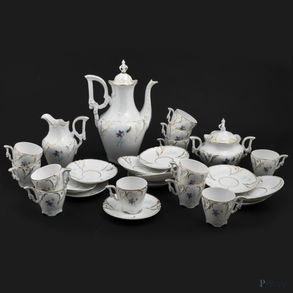 Servizio da caffè in porcellana bianca C.T. con decori floreali e profilo oro composto da 12 piattini, 10 tazzine, caffettiera, lattiera, zuccheriera, XX secolo,  altezza massima cm 27, (segni di usura, rotture, restauri, sbeccature)