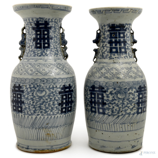 Coppia di vasi cinesi nei toni del bianco e del blu con doppia presa al collo, Cina, XIX secolo, altezza cm 44, (difetti e  rotture)