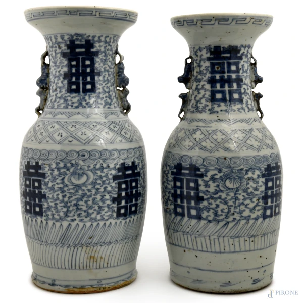 Coppia di vasi cinesi nei toni del blu e bianco con doppia presa al collo, Cina XIX secolo, altezza cm 44, (difetti e rotture)