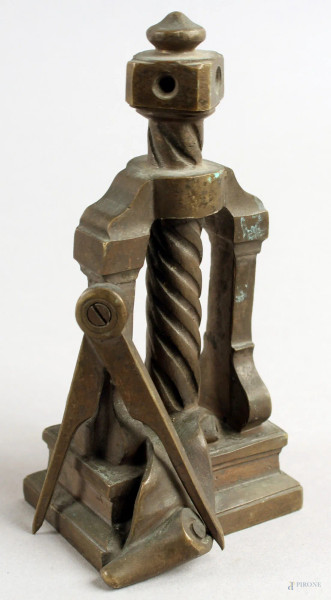 Scultura massonica in bronzo, h. 13 cm, primi 900.