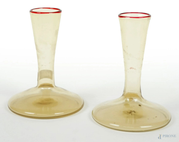 Coppia di vasetti in vetro con collo allungato e profilo bordeaux, cm h 15, XX secolo, (piccole sbeccature).