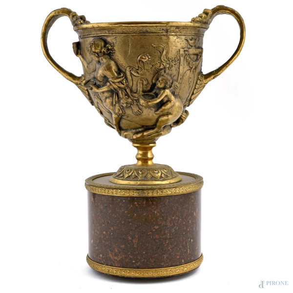 Coppia di coppe in bronzo cesellato con scene mitologiche a rilievo su base in marmo, XX secolo, ...