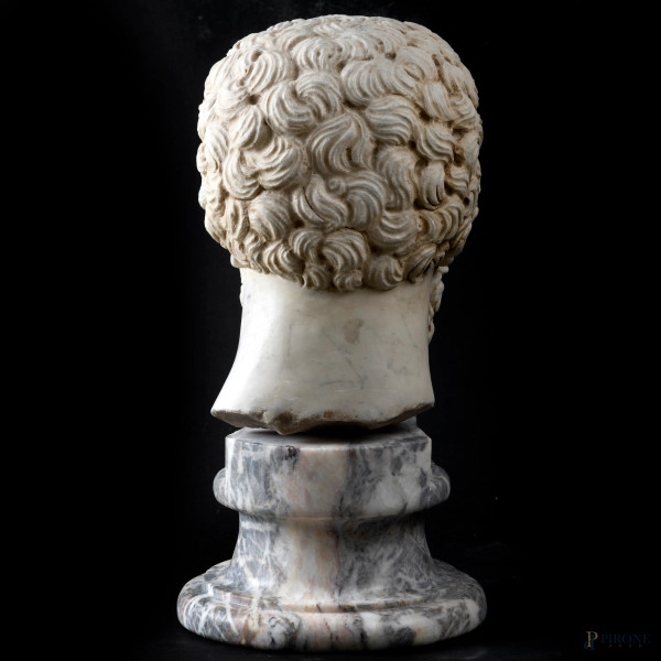 Busto in marmo raffigurante Marco Aurelio, XIX-XX secolo, altezza complessiva cm 45,5