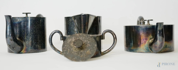 Servizio da thé/caffè in metallo argentato, XX secolo, composto da teiera, caffettiera, lattiera e zuccheriera, misure max cm 11x21, (segni del tempo).