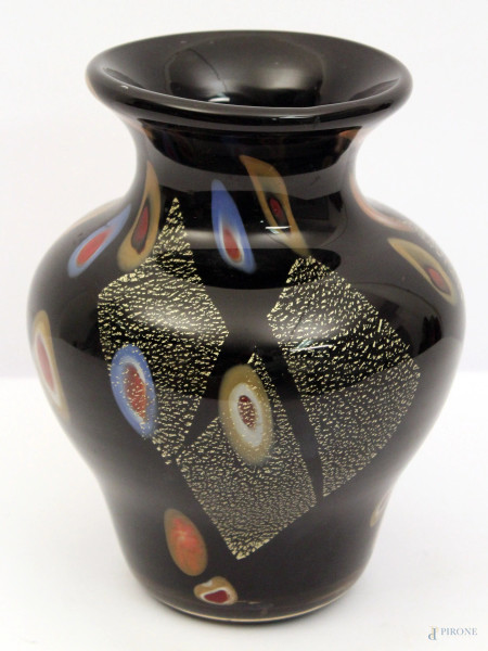 Vaso in vetro policromo su fondo scuro, fimato Louis c. Tiffany, h. 26 cm