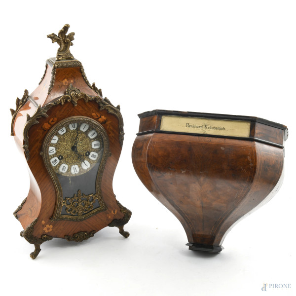 Pendola con mensola in stile Luigi XV, XX secolo, decori floreali e finiture in bronzo dorato, misure orologio cm 46x21,5x12, misura mensola cm 25,5x29x19 (difetti e meccanismo da revisionare)