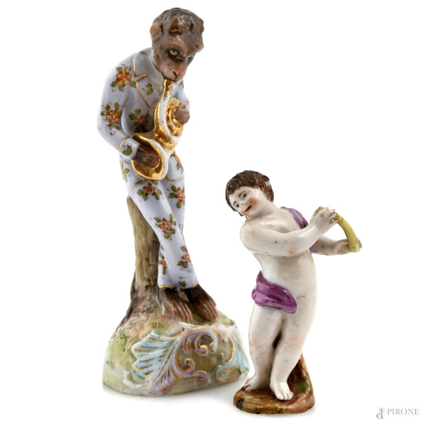 Lotto composto da due sculture in porcellana policroma raffigurante scimmia musicante e putto, XX secolo, altezza massima 13,5, (segni di usura, piccole sbeccature)