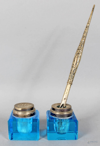 Lotto composto da due vaschette in vetro blu per inchiostro complete di pennino in argento.