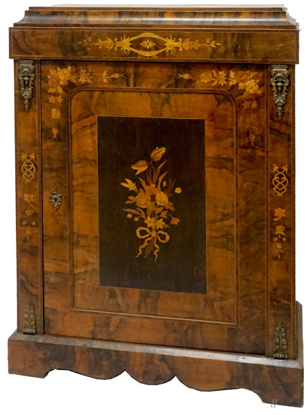 Credenza  impiallacciata in vari legni pregiati, Francia, metà XX secolo, fronte ad uno sportello intarsiato a bouquet di fiori, piede a mensola, finiture in bronzo dorato, cm h 117,5x83x41,(difetti)