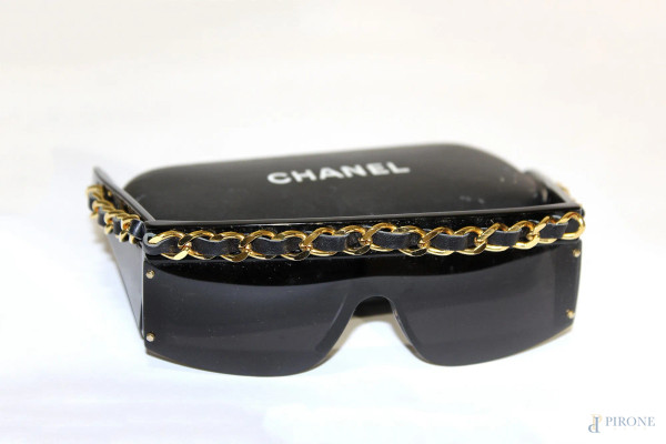 Occhiali Chanel particolari dorati, con custodia.