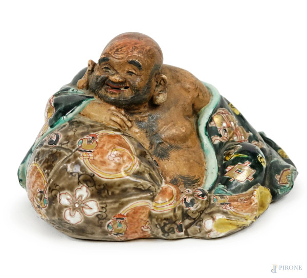 Buddha in porcellana policroma, arte orientale, XX secolo, cm h 10x17,5x14