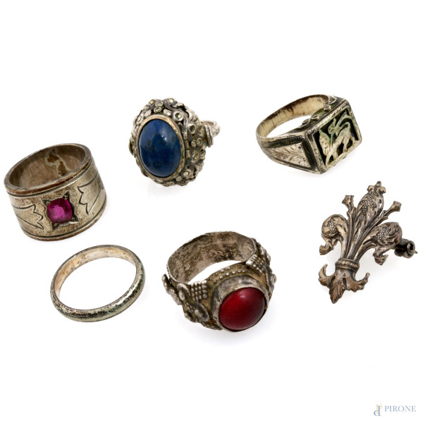 Lotto di cinque anelli ed una spilla in argento, misura massima anello 16-17, peso complessivo gr 38