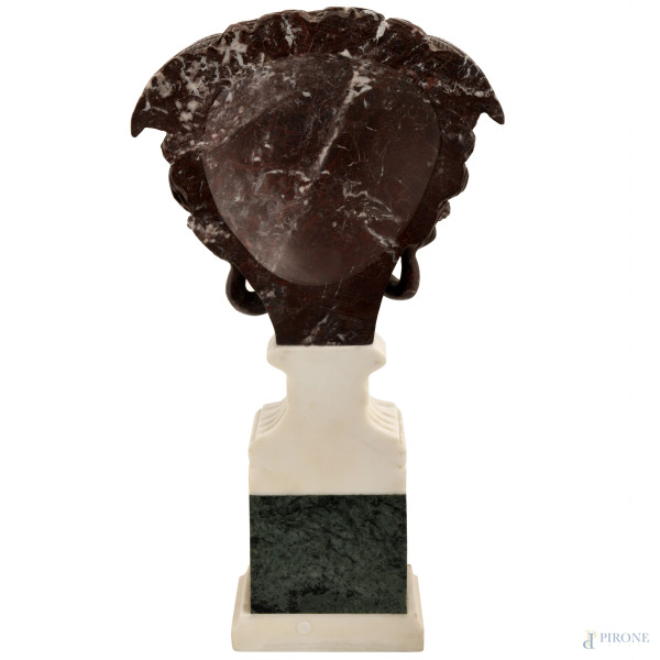 Scultura in marmo con base in marmo verde e bianco raffigurante la Medusa Rondanini, XX secolo, c...