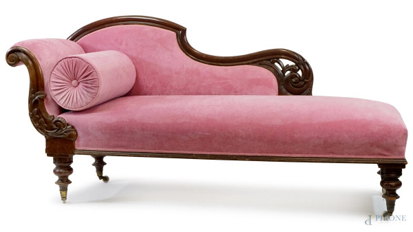 Dormeuse in mogano intagliato, Inghilterra, XIX secolo, imbottita e rivestita in stoffa rosa, completa di rotelle, cm h 82x62x190, (difetti)