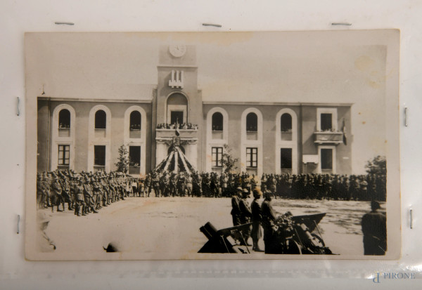 Lotto composto da 136 foto e cartoline d'epoca, prima metà XX secolo, (difetti)