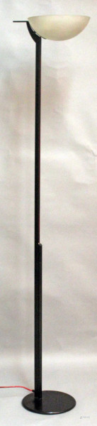 Lampada da terra anni 90 in acciaio e vetro, h. 190 cm.