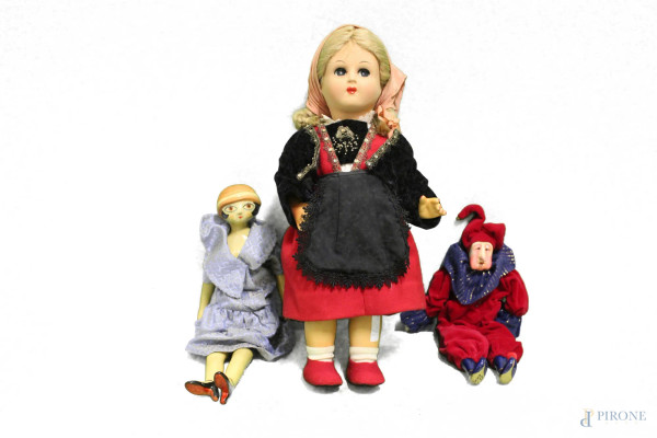 Lotto di tre bambole diverse, h. massima 48 cm.