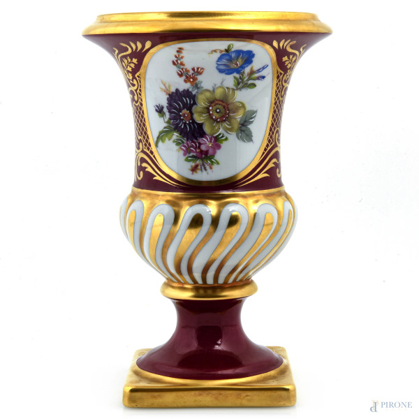 Vaso in porcellana Limoges nei toni del magenta, del bianco e dell'oro con decori floreali, altezza cm 23,5, (lievi segni di usura)