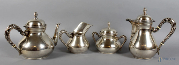 Servizio T&#233; e caff&#232; in argento composto da una caffettiera , una teiera, una lattiera ed una zuccheriera, altezza max. 18 cm, gr. 1230.