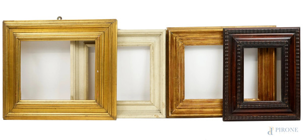 Lotto di quattro piccole cornici modanate in legno dorato, laccato e tinto, XX secolo, misure ingombro max cm 35x41, (difetti)