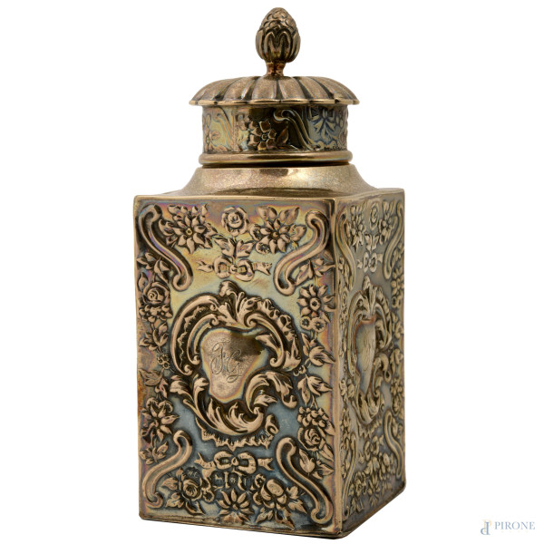 Scatola porta the in argento con decori floreali e vegetali cesellati, coperchio con presa a foggia di ghianda, peso gr 100, cm 12,5x5,3x5,3