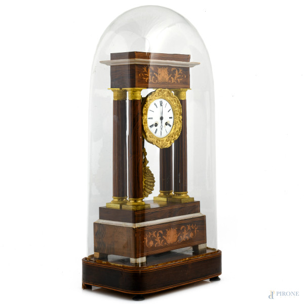 Orologio in stile Carlo X in legno impiallacciato e intarsiato con quadrante in bronzo dorato e s...