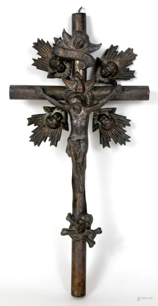 Crocifisso in metallo argentato con Cristo e teste di cherubini sbalzati, altezza cm. 28, XIX secolo.