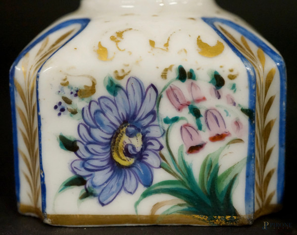 Bottigliette portaprofumo in porcellana policroma a decori floreali, XIX secolo, cm h 7,5x5x5, (d...