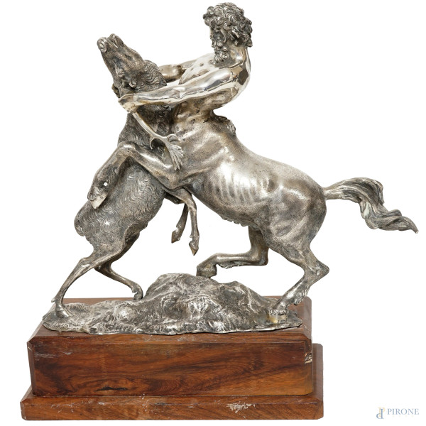 Lotta tra un centauro e un cervo, scultura in argento su base in legno, XX secolo, h cm 29,5 (senza la base), peso gr. 3750