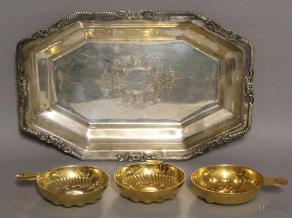 Lotto composto da un centrotavola in sheffield, cm. 30x20 e tre assaggiavini in metallo dorato.
