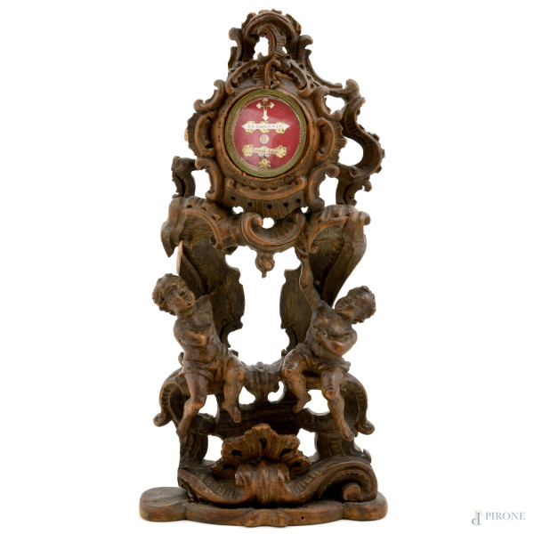 Portareliquie in legno intagliato con putti tra volute, XIX secolo, altezza cm 32,5, (difetti, segni di usura, mancanze, fori di tarlo)