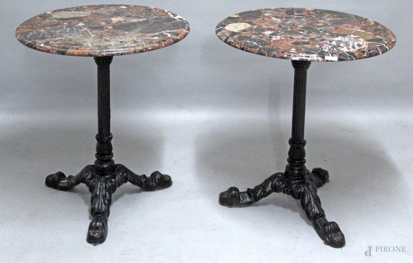 Coppia tavolini tondi con base in ghisa e piano in marmo, diametro 60 cm, H 71 cm.