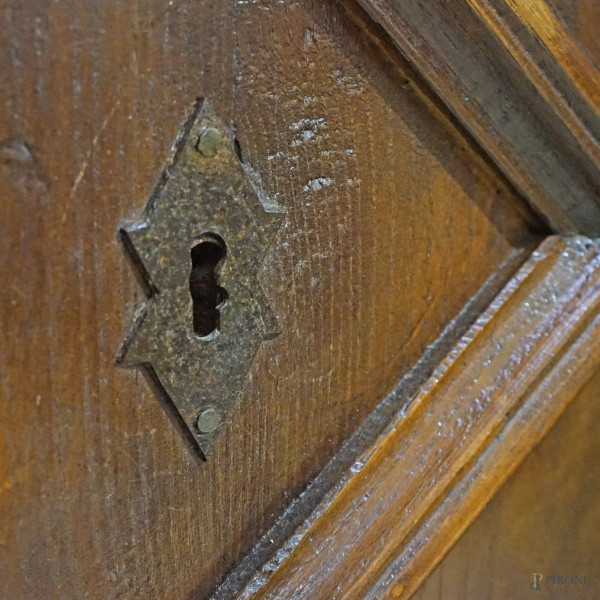 Libreria in legno tinto a noce a due corpi, XX secolo, cm 277,5x261,5x53 (difetti e mancanze)