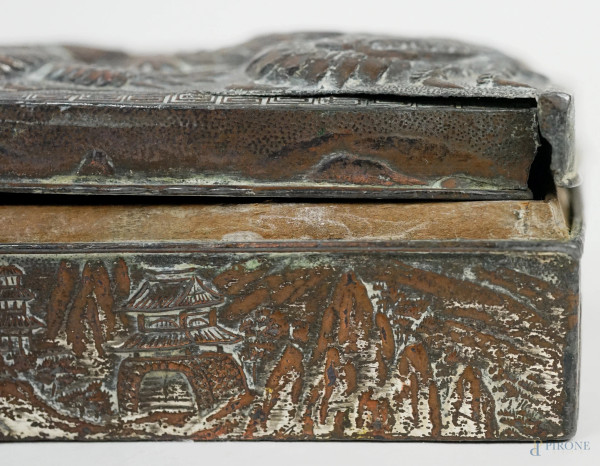 Lotto composto da due scatoline orientali, in metallo argentato e in legno laccato con inserto in...