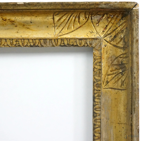 Cornice in legno inciso e dorato, XIX secolo, ingombro cm 80x64,5, battente cm 69x54