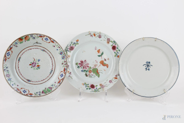 Lotto di tre antichi piatti in porcellana policroma, manifatture diverse, diametro max cm 22