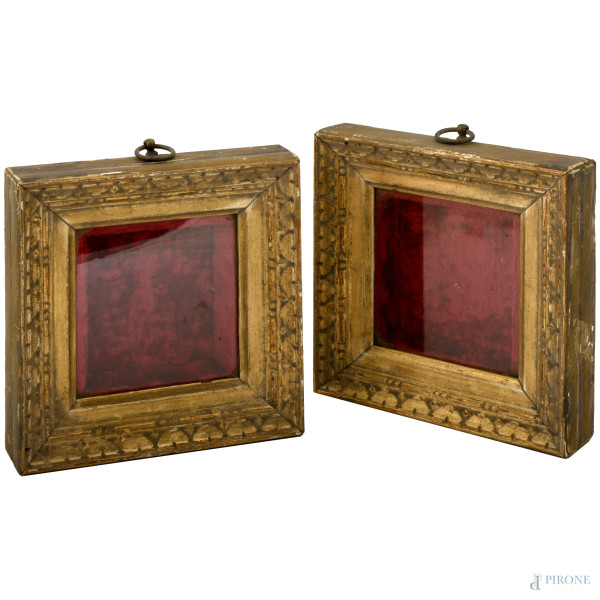 Lotto di due piccole cornici in legno dorato e intagliato a più ordini, XX secolo, cm 21x20x4,5, luce cm 12,5x12, (difetti)