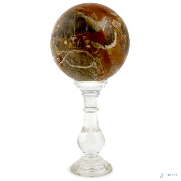 Sfera in marmo su base in plexiglass, XX secolo, diametro cm 10,5 ca.,  altezza complessiva cm 13,5