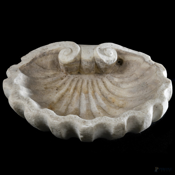 Vasca a guisa di conchiglia in marmo, XVIII secolo, cm 13,5x42,5x35, (segni di usura, scalfiture, difetti)