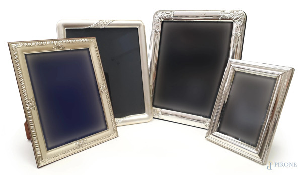 Lotto composto da quattro cornici vintage portafoto in metallo argentato, misure e decori diversi, ingombro max cm 30x25