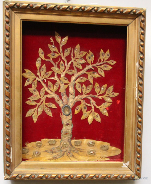 Teca contenente varie reliquie raffigurante albero, primi &#39;900, cm 35 x 29, mancanze.