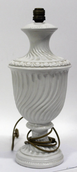Lampada da tavolo in maiolica bianca, H 45 cm.