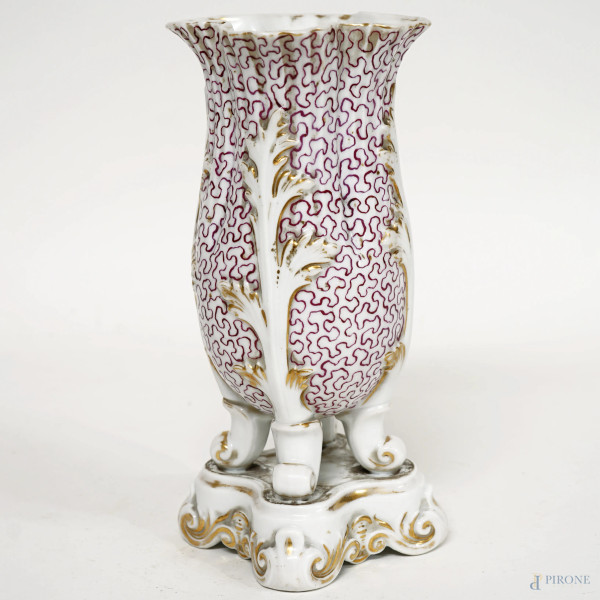 Vaso in porcellana bianca con decori viola e finiture dorate, XIX secolo, altezza cm 24 (difetti)