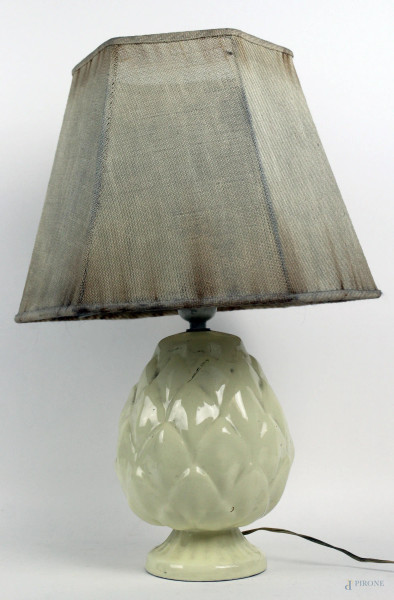 Lampada da tavolo in ceramica a forma di pigna, completa di paralume, XX secolo, alt. cm 47 