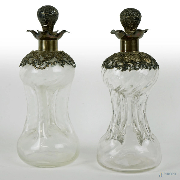 Coppia di bottiglie in vetro con finiture in argento, bolli Inghilterra, cm h 24
