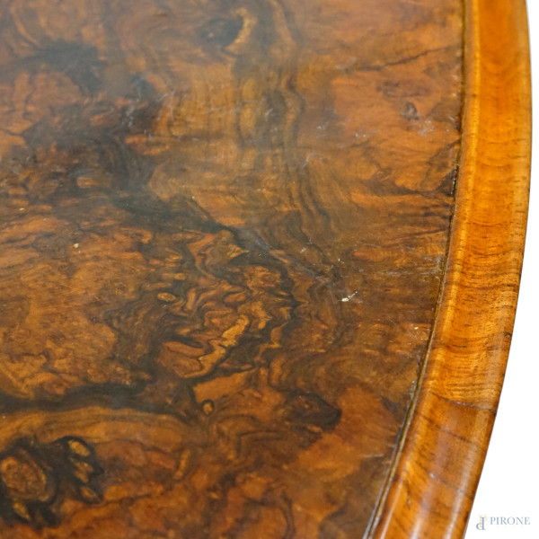 Tavolo in radica con piano circolare, fusto centrale scolpito poggiante su tre piedi desinenti a ...