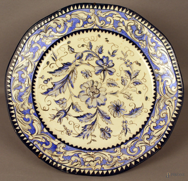 Piatto da muro in maiolica dipinta a motivi floreali, marcato e datato 1935, diametro 32 cm.