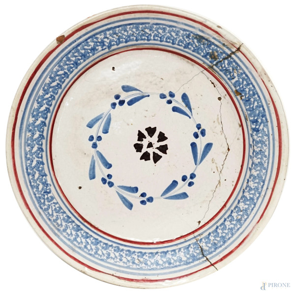 Grande piatto in maiolica policroma, XIX-XX secolo, diametro cm 43 (difetti)