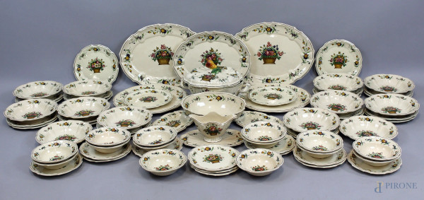 Servizio di piatti in ceramica Agostinelli e Dal Prà, dipinta a decoro di fiori, (sbeccature e difetti).