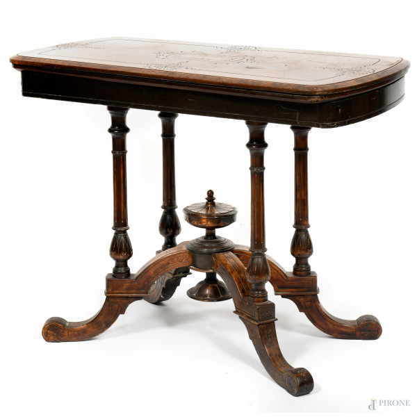 Tavolo da gioco in noce con piano intagliato e interno in velluto verde, poggiante su quattro colonnine scanalate raccordate da elemento centrale e terminante in quattro gambe a ricciolo, XX secolo, cm 68x91x44,5, (segni di usura)